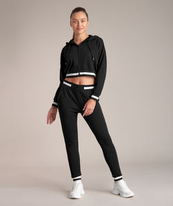 Vente en gros de haut à fermeture éclair en coton de couleur noire sweats à capuche et pantalons en polyester logo personnalisé fermeture éclair courte pour femmes - Product Image 2