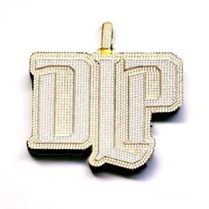 Pendentif en moissanite avec lettres DIP serties de diamants de luxe, bijoux hip-hop personnalisés avec initiales, finition or bicolore - Product Image 1