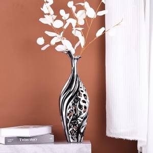 Vase à fleurs en métal couleur or mat au design moderne Décoration de maison luxueuse pour de superbes compositions florales - Product Image 4