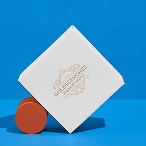 Experiencia de Lujo al Abrir la Caja del Aceite Corporal Reparador Intenso de Almendras Younger Instigo con un Elegante Empaque Inspirado en el Arte - Product Image 3