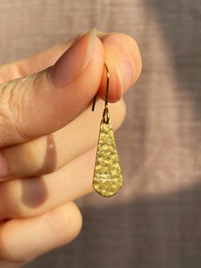 Boucles d'oreilles pendantes en laiton au design martelé élégant |   Boucles d'oreilles légères faites à la main pour femmes, bijoux de mode - Product Image 5