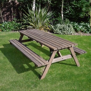 Le banc de pique-nique Yoona est en bois de teck massif de haute qualité avec une finition naturelle. - Product Image 2