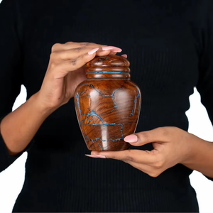 โกศเผาไม้ทำด้วยมือพร้อมฝังอีพ็อกซี่สีฟ้าสำหรับสัตว์เลี้ยงและมนุษย์ที่เป็นของที่ระลึกที่ระลึกสำหรับสัตว์เลี้ยงและมนุษย์ - Product Image 1