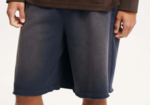 Pantalones cortos de hombre lavados Sunfade con cintura elástica y ajuste holgado de alta calidad con logotipo impreso personalizado, pantalones cortos con dobladillo inferior crudo para hombre - Product Image 4