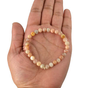 สร้อยข้อมือคริสตัลมูนสโตนสีพีช พลอยธรรมชาติเพื่อการบำบัดรักษา สำหรับความรักและพลังงานของผู้หญิง - Product Image 3