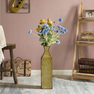 Vase à fleurs en métal couleur or mat au design moderne Décoration de maison luxueuse pour de superbes compositions florales - Product Image 4