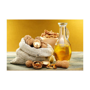 Huile de noix pressée à froid en vrac pour usage culinaire et cosmétique disponible en bouteille en plastique ou emballage de tambour - Product Image 3