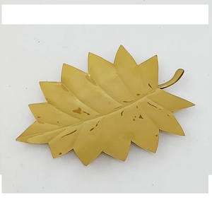 Plateau de service alimentaire de qualité supérieure en fer, forme de feuille d'or, design moderne, taille personnalisable, logo, pour fruits secs - Product Image 1