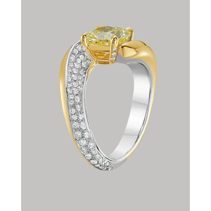 Bague de fiançailles avec halo de diamants fantaisie taille coussin jaune clair de 2,06 ct et diamants blancs taille coussin VS1 de 1,57 ct - Product Image 1