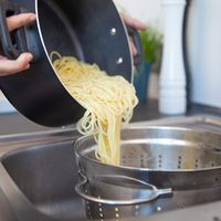 Juego de utensilios de cocina de acero inoxidable de 3 piezas con mango cómodo incluye colador espagueti Tong rallador de queso plateado