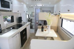 Utilisé en Chine : Caravane familiale pour le camping semi-tout-terrain, fabriquée en fibre de verre et dotée d'une salle de bain. - Product Image 5