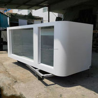 Aquarium moderne pour tortues avec zone aquatique et plateforme terrestre pour la coexistence des tortues et des poissons