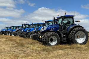 Encuentra un tractor agrícola multifuncional similar al New Holland WORKMASTER 25S, tractor compacto de alto rendimiento. - Product Image 2