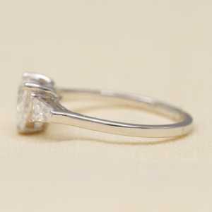 Anillo de Compromiso con Diamante de Laboratorio de Tres Piedras con Corte Corazón LR40598 - Product Image 1