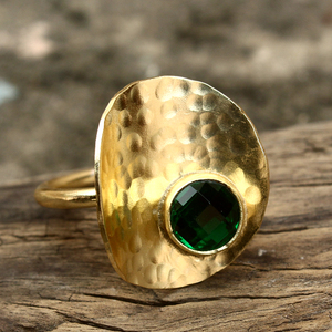 Vente en gros Bague en laiton plaqué or 18 carats pour femme Tendance Quartz émeraude Design géométrique Réglage de lunette Visage texturé Mode - Product Image 1