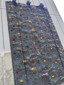 Mur d'escalade artificiel en FRP KNT Creations, structure extérieure robuste pour les écoles, les centres commerciaux, les parcs d'aventure et les parcs de trampolines - Product Image 3