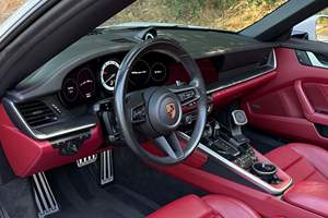 Porsche 911 Targa 4S 2022, Motor de 6 Cilindros en Línea con Doble Turbo, Tracción en las Cuatro Ruedas, $59,340 en Opciones, Sin Modificaciones - Product Image 3