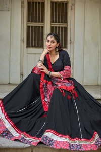 Célébrez le Navratri avec ce magnifique ensemble de lehenga choli réversible en pur coton blanc pour les fêtes - Product Image 3