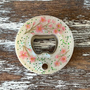 Hermoso abrebotellas de resina Premium con diseño atractivo, ideal para mejorar comedores y accesorios de encimera de cocina - Product Image 1