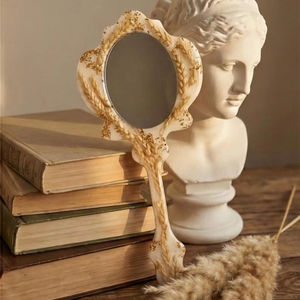 กระจกมือถือเรซิ่นเคลือบเงาเรียบเนียน เหมาะสำหรับการแต่งหน้าในชีวิตประจำวันหรือใช้เพื่อการตกแต่ง เพิ่มความมีสไตล์ - Product Image 1