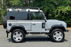 Land Rover Defender 90 4WD/AWD Automático de 6 Velocidades de 1996, el Más Vendido - Product Image 2
