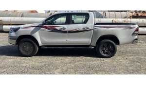 Hilux 2023-2024 4X4 Gasolina, Transmisión Automática, Asientos de Cuero, Volante a la Izquierda, Techo Panorámico, Portaequipajes de Aluminio, Usado - Product Image 6