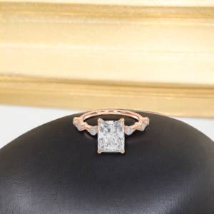 Bague de fiançailles en moissanite 5.13 carats avec diamant radiant et taillé 10K14K18K or massif avec centre 5.00CT E-F/VVS-VS - Product Image 2