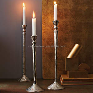 Bougeoirs coniques décor de table Royal Look Home & Wedding Lot de 3 avec chandelles plaquées argent faites à la main - Product Image 1