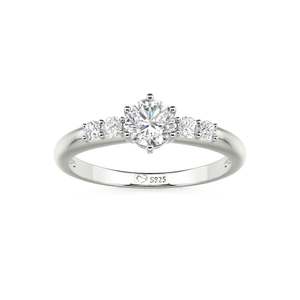 Anillo de Compromiso Jeulia Personalizado con Moissanita Redonda Simple y Piedras Laterales con Corte Princesa - Product Image 3