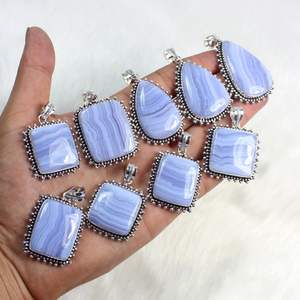 Colgante de piedras preciosas de ágata de encaje azul natural al por mayor, incrustaciones de ajuste de bisel de joyería para colecciones minoristas y de diseñador - Product Image 1