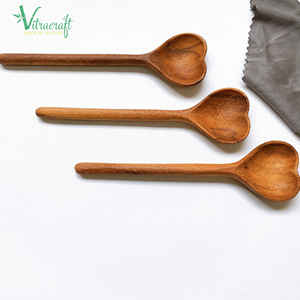 100% en bois, cuillère en forme de cœur, utilisée pour les repas quotidiens ou comme un cadeau significatif. Taille 12x3cm. Un cadeau significatif - Product Image 6