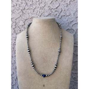 Collar de Perlas Graduadas de Plata de Ley y Lapislázuli Navajo, Joyería Cultural Coleccionable - Product Image 1
