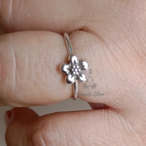 Anillo Floral Hecho a Mano en Plata de Ley 925 para Mujer, Delicado Anillo con Flor en Plata con Baño de Rodio - Product Image 1