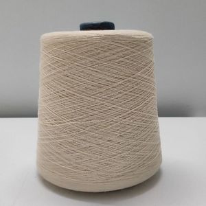 Hilo de algodón peinado compacto Premium NE 32s/1 diseñado para tejido fino con una suavidad excepcional, textura uniforme y confort suave. - Product Image 1