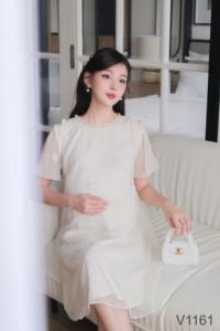 Robe de maternité avec un design droit en mousseline de soie brodée douce confortable à porter V1161 non décoloré - Product Image 5