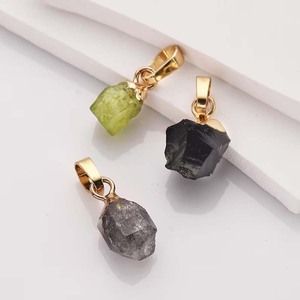 Pendentif tendance 2025 en forme de pointe avec pierres précieuses mélangées, environ 10 à 15 mm. Chaînes de fiançailles vintage plaquées or et argent faites à la main avec sertissage de pierres - Product Image 3