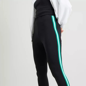 Leggings pour femmes qui s'adaptent naturellement au corps, ce qui les rend adaptés aux séances actives et au mouvement quotidien. - Product Image 5