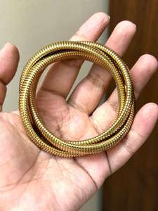 Pulsera en espiral de bobina de tres capas antideslustre más moderna en oro hermosa pulsera dorada de lujo para mujeres y niñas - Product Image 6