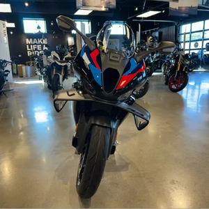 Moto sportive authentique BMW M 1000RR 2024 à vendre et prête à être livrée - Product Image 2