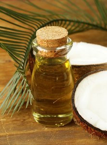 Fornecimento por atacado de óleo de coco 100% puro e natural da Índia, fabricação multiuso para cozinhar e pele - Product Image 3
