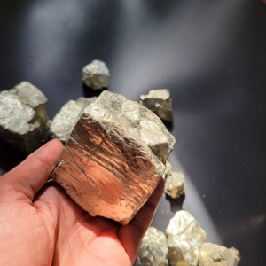 Piedras de Pirita Peruana al por Mayor, Gemas de Oro de los Locos, Trozos Tallados, Amuleto de Amor, Feng Shui, Sanación, Decoración del Hogar, Paquete a Granel Natural - Product Image 3