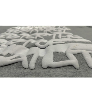 เสื้อยืดสตรีทแวร์ลำลอง VERSA พิมพ์ลายโลโก้หน้าหลังแบบโดดเด่น ยูนิเซ็กส์ ฮิปฮอป กราฟฟิก พิมพ์ลายพัฟ 200 GSM ระบายอากาศได้ดี - Product Image 3