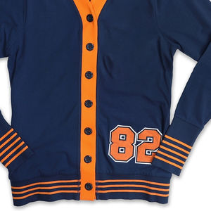 Suéter de botón de punto grueso de otoño personalizado para hombre, cárdigan suelto informal con parche de chenilla estampado con cuello en V - Product Image 3