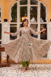 Conjunto Angrakha de Algodón con Estampado a Mano SUNHARI Aamira con Dupatta de Malla, Kurta de Algodón Puro con Estampado Floral y Pantalones, Ropa Étnica para Mujer - Product Image 2