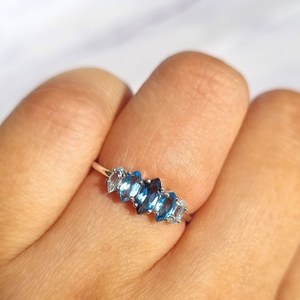 Anillo de promesa apilable de topacio azul degradado, minimalista, para mujer, plata de ley 925, piedra de nacimiento de diciembre, degradado - Product Image 2