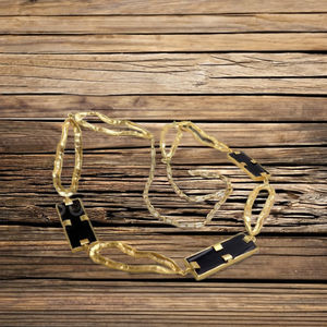 Collier fait main en laiton plaqué or martelé Designer émail noir pièce de déclaration chrétien religieux cadeau d'anniversaire pour elle - Product Image 3