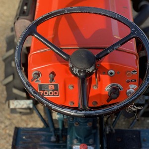 Tractor Agrícola Compacto Kubota B700 Diésel 4x4, Equipo Agrícola, Listo para Toma de Fuerza (PTO), Fiable, Bajo Número de Horas, para Jardinería y Uso Comercial - Product Image 3