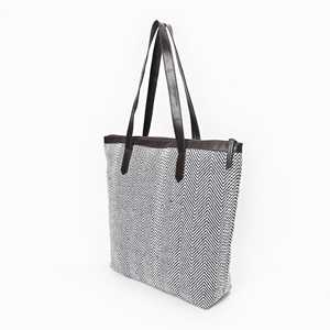 Fourre-tout en cuir PU tissé à chevrons fait à la main grande fermeture à glissière résistante à l'eau saison d'automne doublure en coton et polyester - Product Image 1