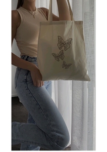 Sac fourre-tout en toile de coton avec motif de papillon minimaliste en ligne, en beige, avec un design aux contours net, conçu pour le transport quotidien à l'épaule - Product Image 4
