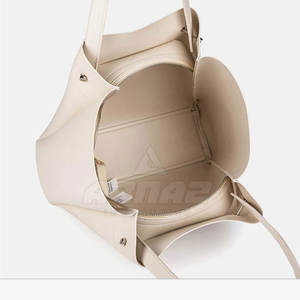 Fourre-tout en cuir classique pour femme avec poche intérieure zippée Sac à main en cuir de qualité supérieure avec coutures durables et style chic - Product Image 4
